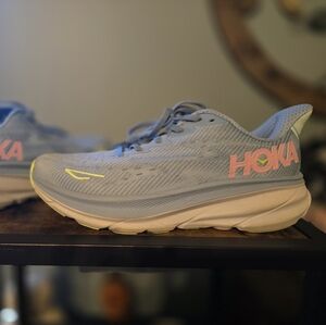 Woman's Hoka Clifton 9, Size 8.5